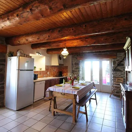 Maison De Caractere Au Coeur Des Volcans, 6 Pers, Cheminee, Animaux Admis, Wifi - Fr-1-742-612 Holiday home Saint-Hippolyte (Cantal)