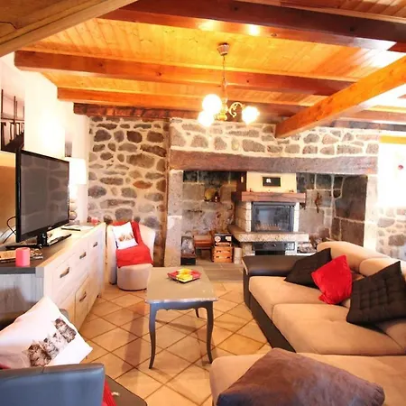 Maison De Caractere Au Coeur Des Volcans, 6 Pers, Cheminee, Animaux Admis, Wifi - Fr-1-742-612 *